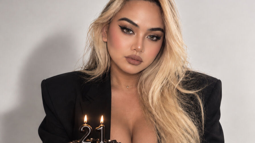 Join YoshiJenner’s Live Webcam Show