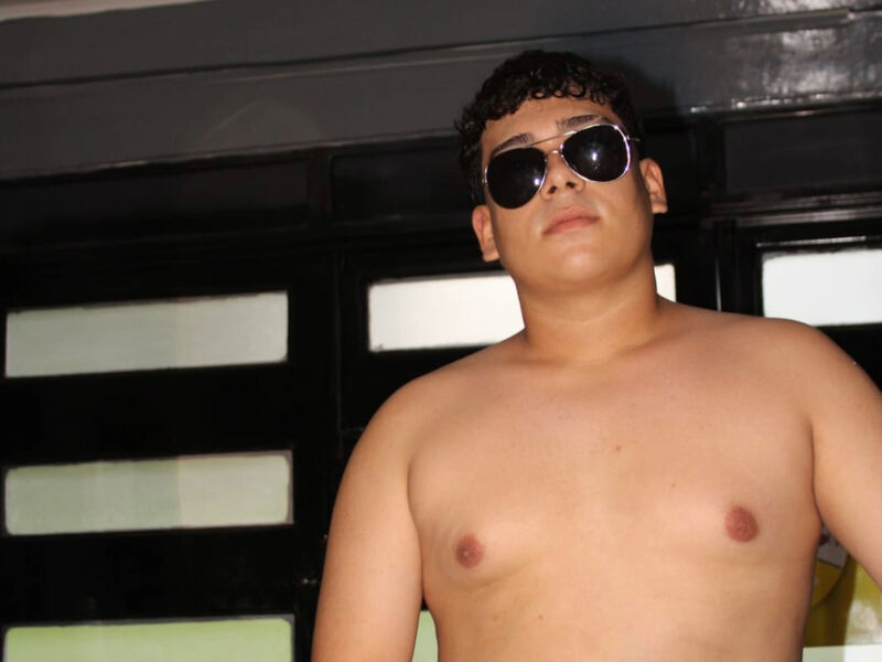 Live Adult Cams AronThom