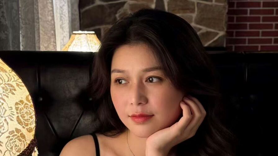 Join XiaoYuner’s Live Webcam Show