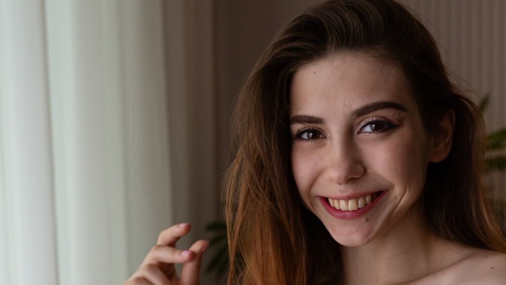 Watch  MikiPekeris live on LiveJasmin
