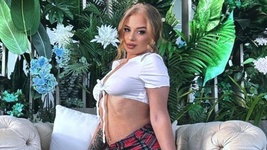 Watch JeniferMoon live on jobsporn.net