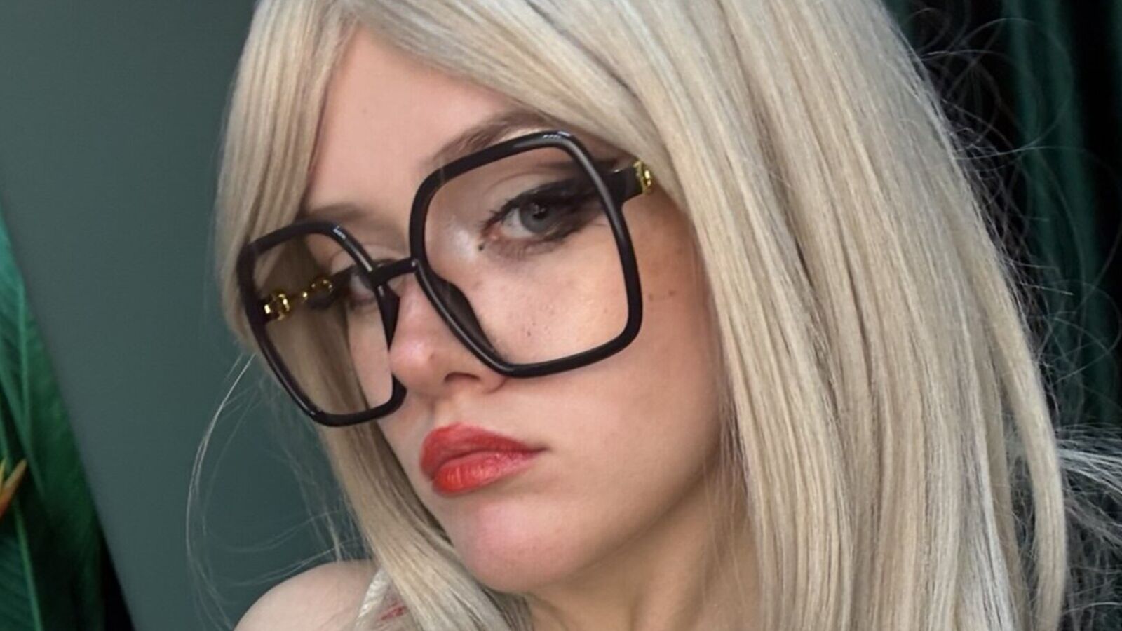 LityPink glamour portrait