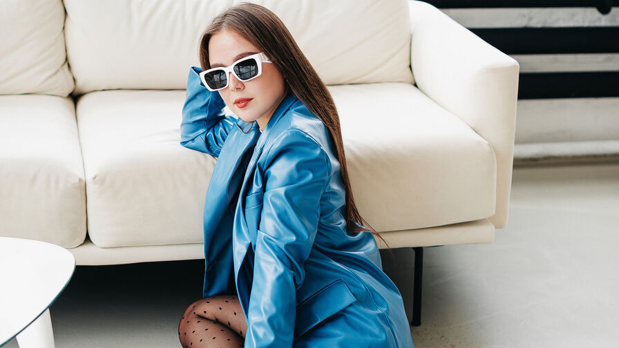 Watch MelissaGonzales live on eighteen plus