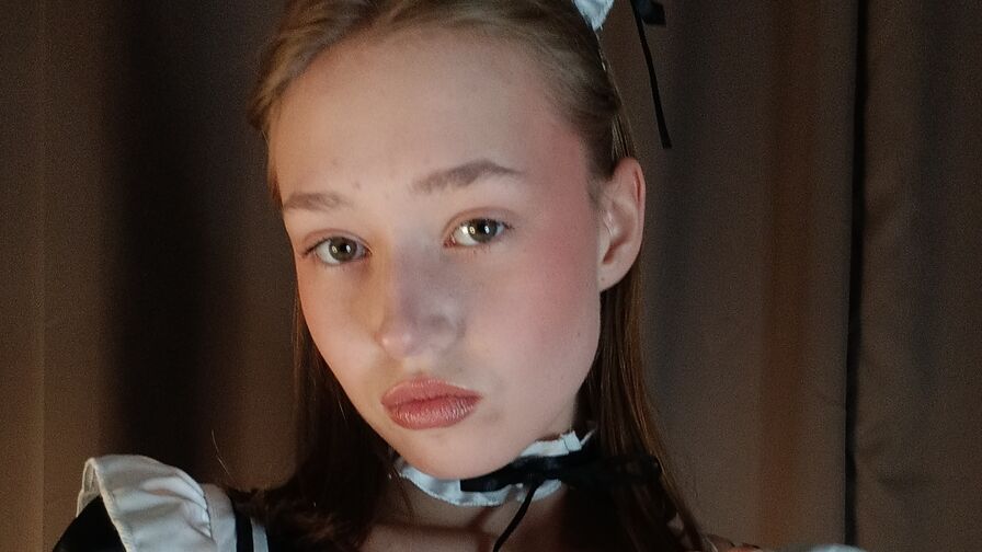 Watch EvelinaMoorina live on eighteen plus