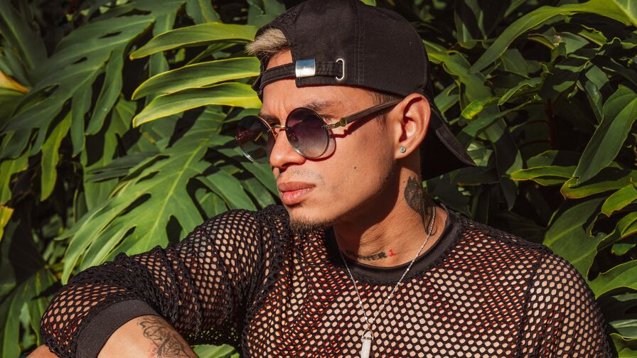 Chat with CarrazcoAngell live on AsianCamModels.com