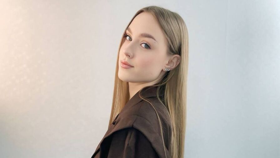 BrianaKaloi's live cam