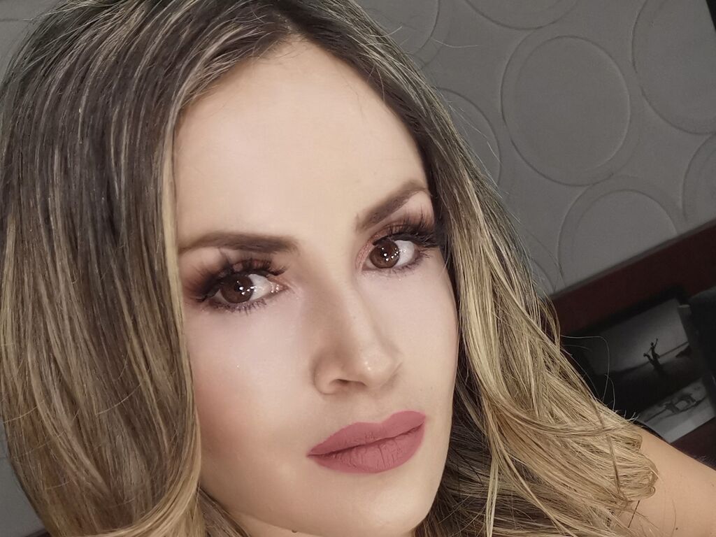  LuisaLov chat room