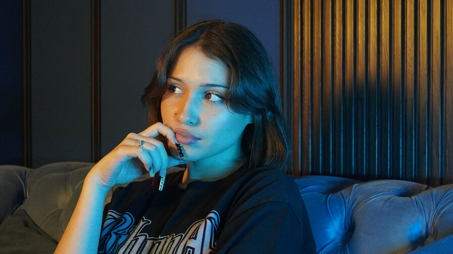 Chat with ElizaBarner live on AsianCamModels.com