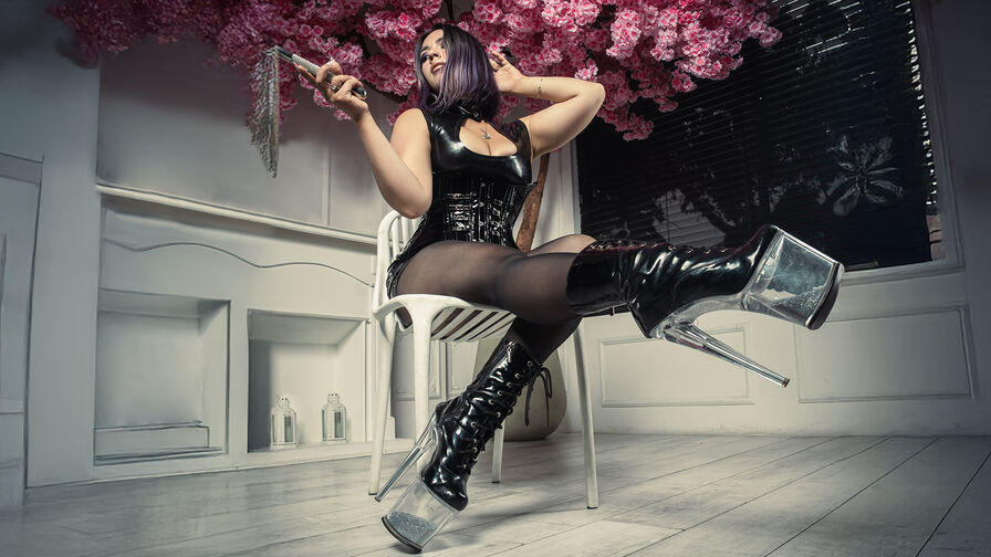 AnnaHarmonie live cam model on MistressWorld