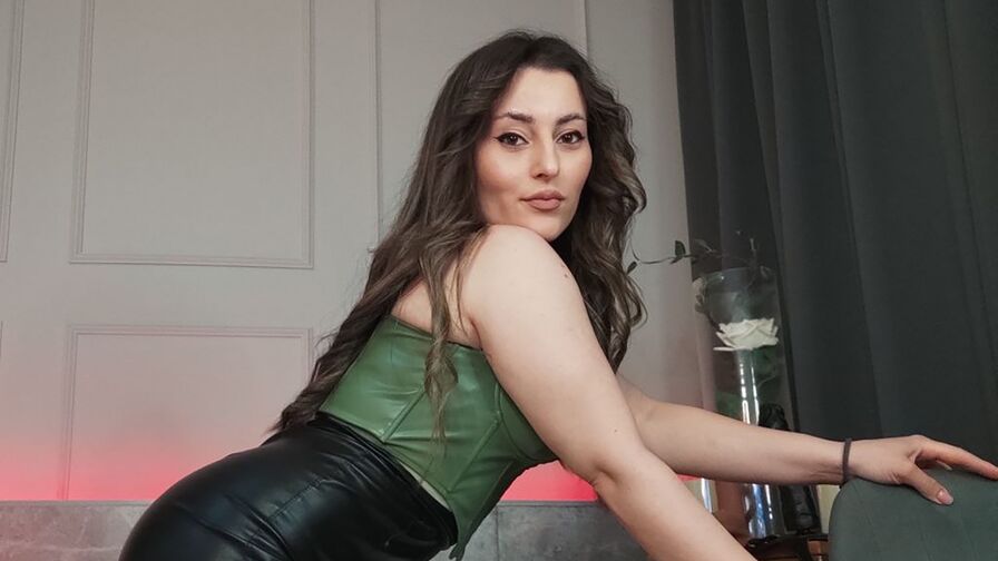 Chat with KylieJennye live on AsianCamModels.com