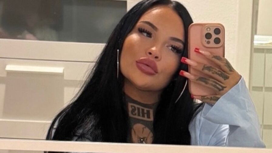 View MelinaCurves Naked Private