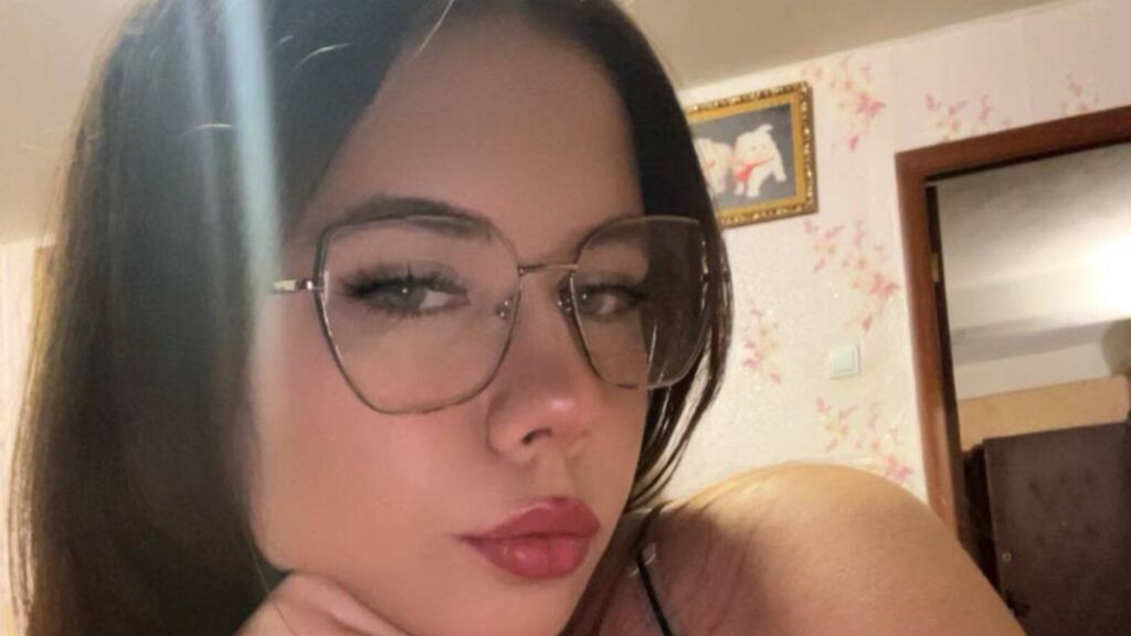 Live Chat with KasieHongeva on LiveJasmin