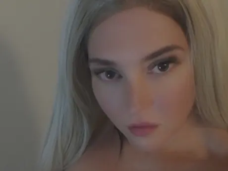 Chat with HollyComming