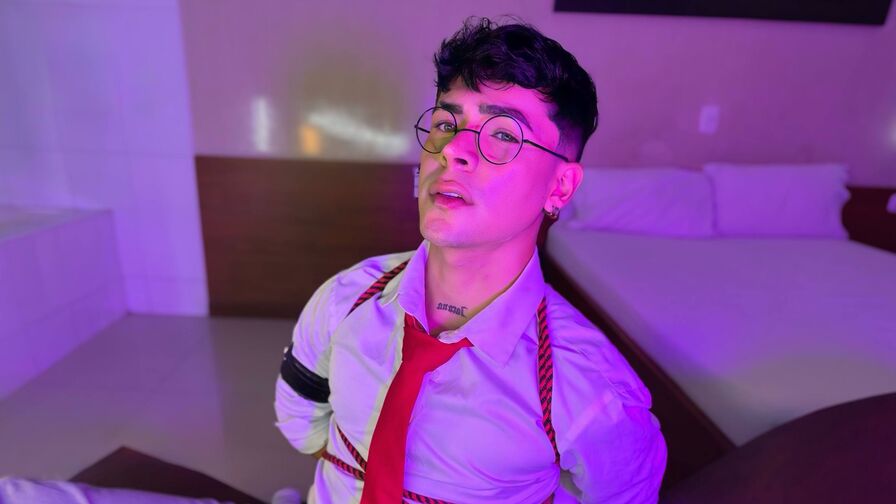 Watch CamilloGuzmn live on PORNOGIF