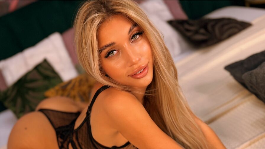 Chat with MelaniaLys live on AsianCamModels.com