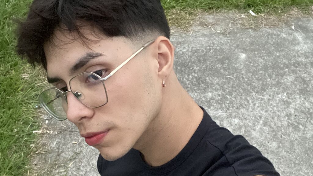 Watch DylannWest live on cam on LiveJasmin