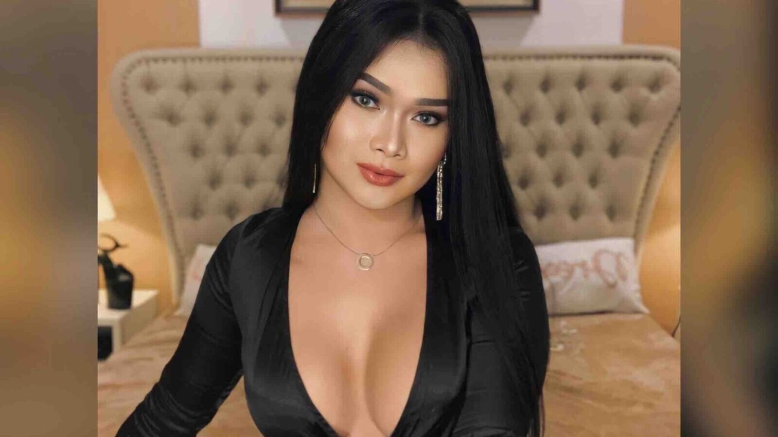 BellaRosie erotic portrait