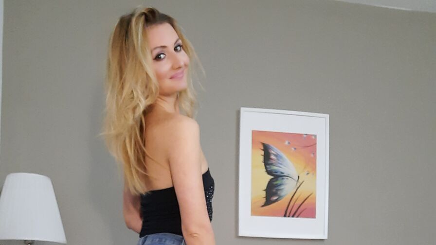 Watch AeliaMuse live on Pparser