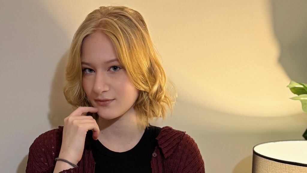 Watch ElzaMays live on cam at LiveJasmin