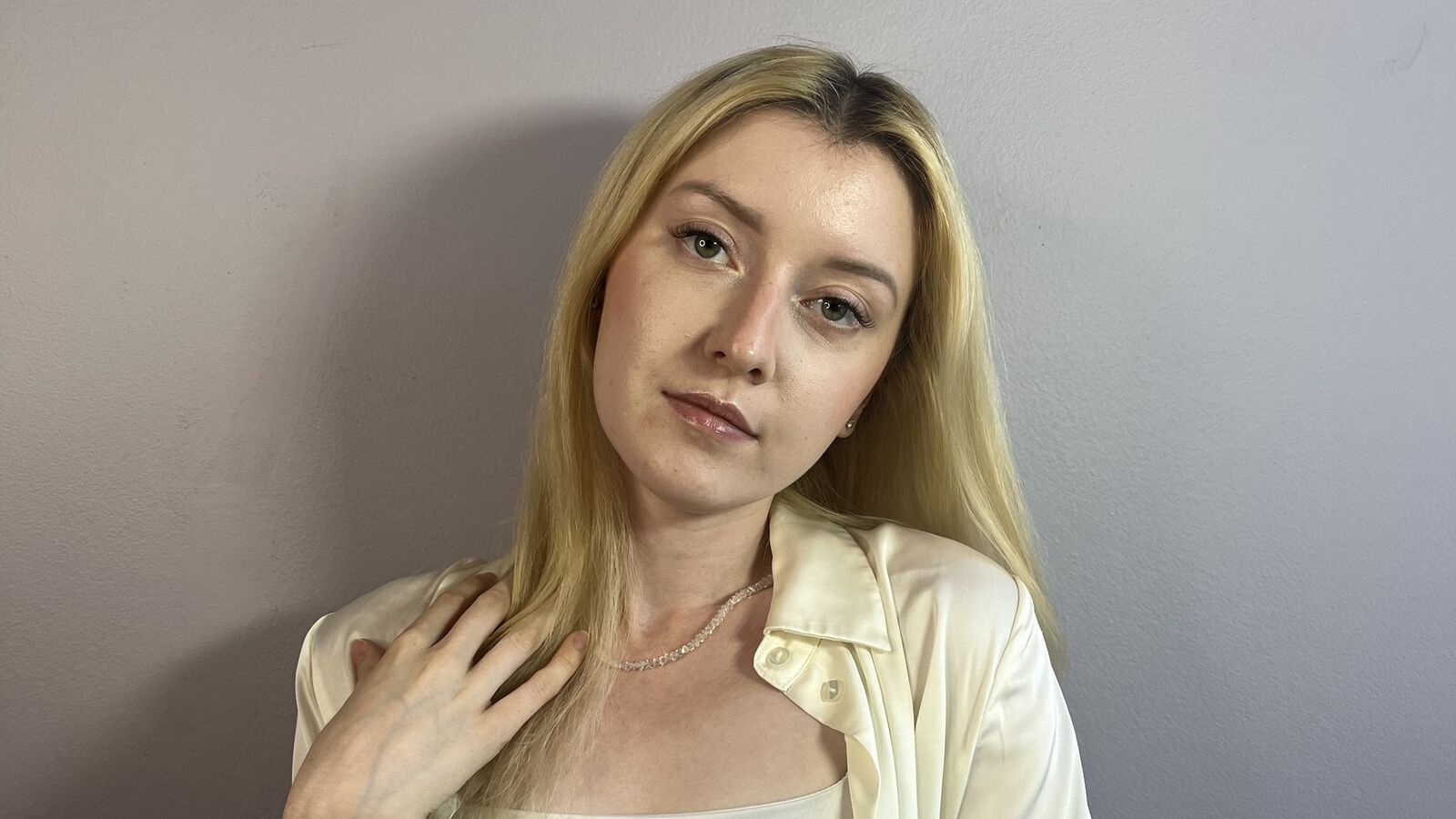 JeanneHolmes glamour portrait