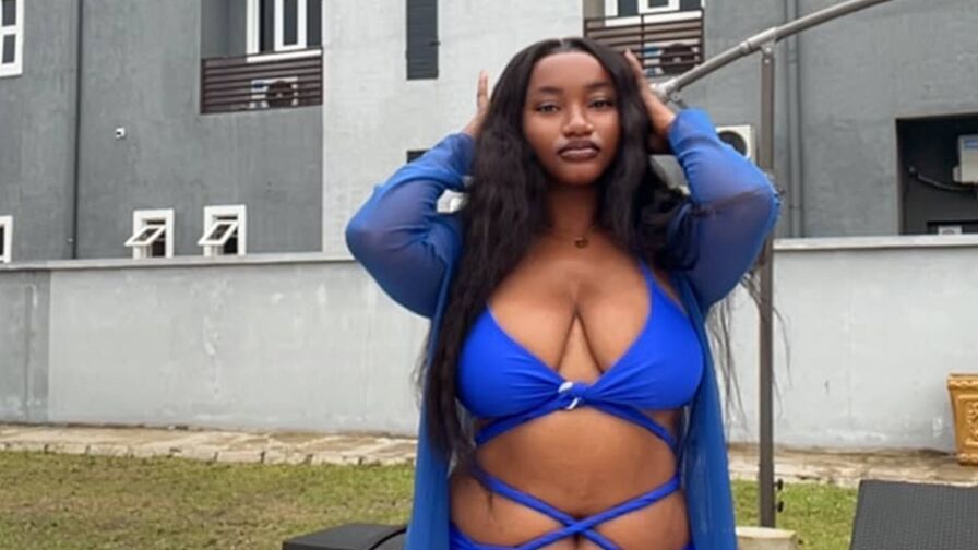 Chat with AmandaCaIvin live on AsianCamModels.com