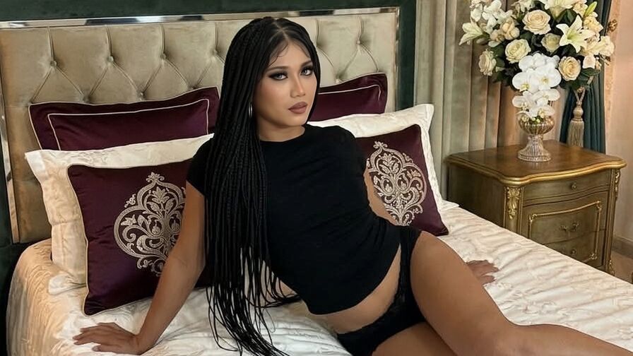 Watch AveryaCarolina live on E-Chat