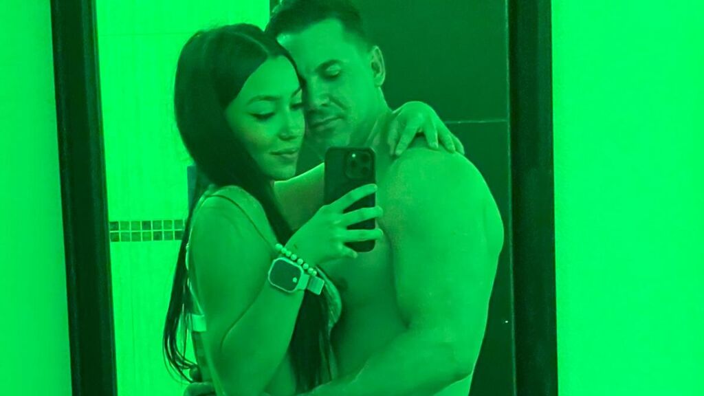 AriadneandMike live cam model at LiveJasmin