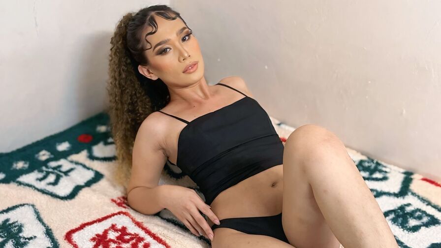 Watch EllieWhitmore live on E-Chat