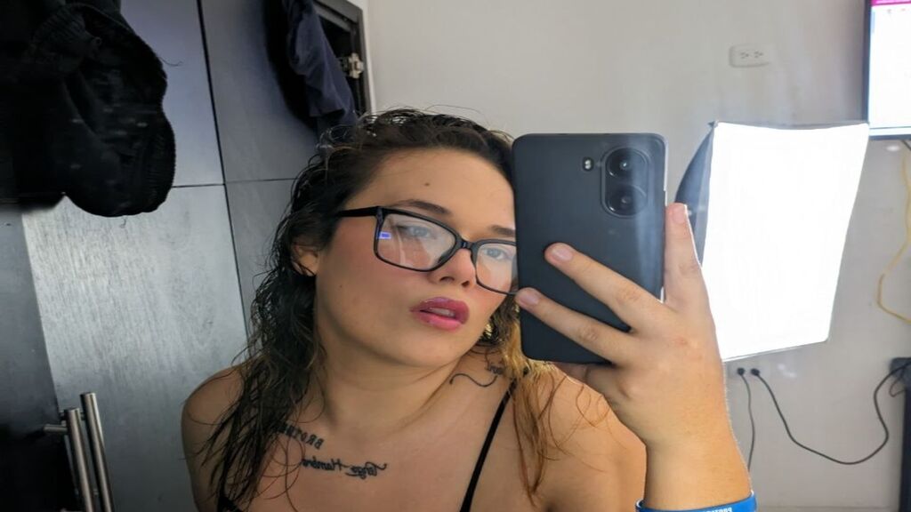 Watch ManeAndJulia live on cam at LiveJasmin