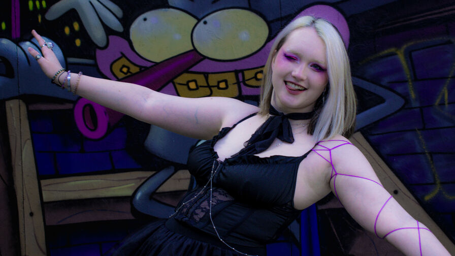 Watch ViolettWoods live on eighteen plus