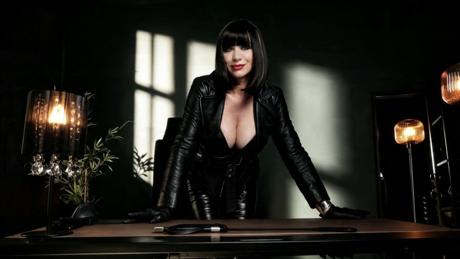 Chat with MelanyaQuin live on AsianCamModels.com