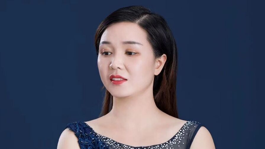 Watch Qinyalee live on E-Chat