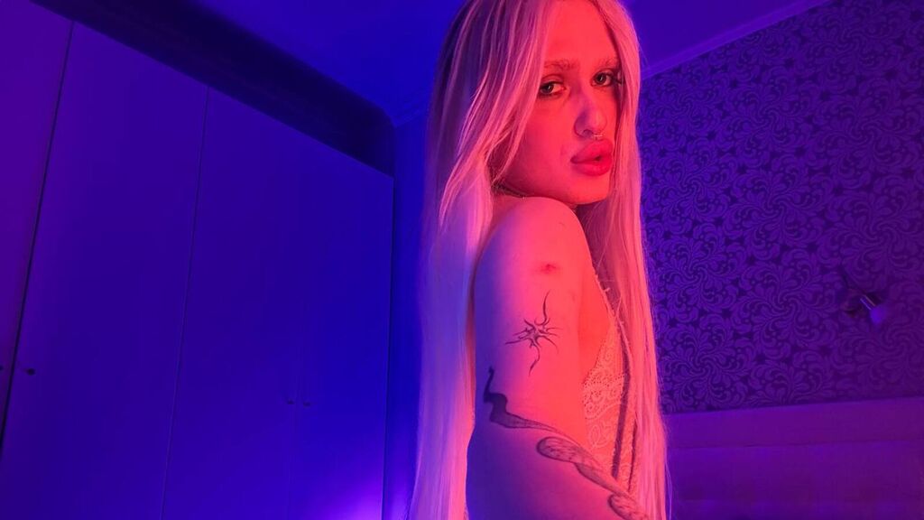 Watch BrittanyOlson live on cam on LiveJasmin