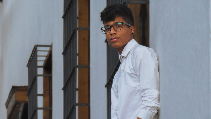 Watch StevenOsori live on E-Chat