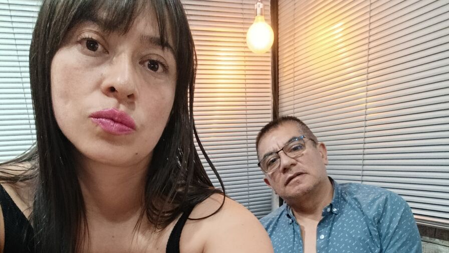 Chat with ReneandAleja live on AsianCamModels.com