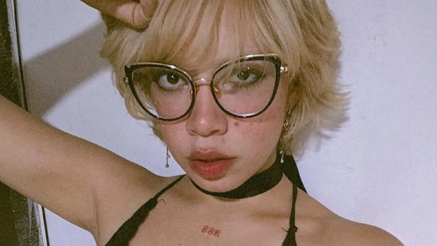 AmelieMari's Live Nude Chat