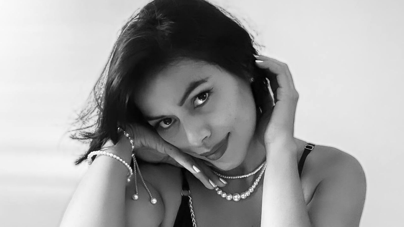 PerlaMoonroe erotic portrait