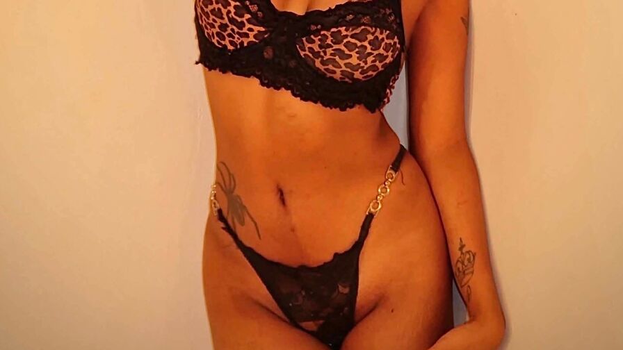 Join VeronicaThot’s Live Webcam Show