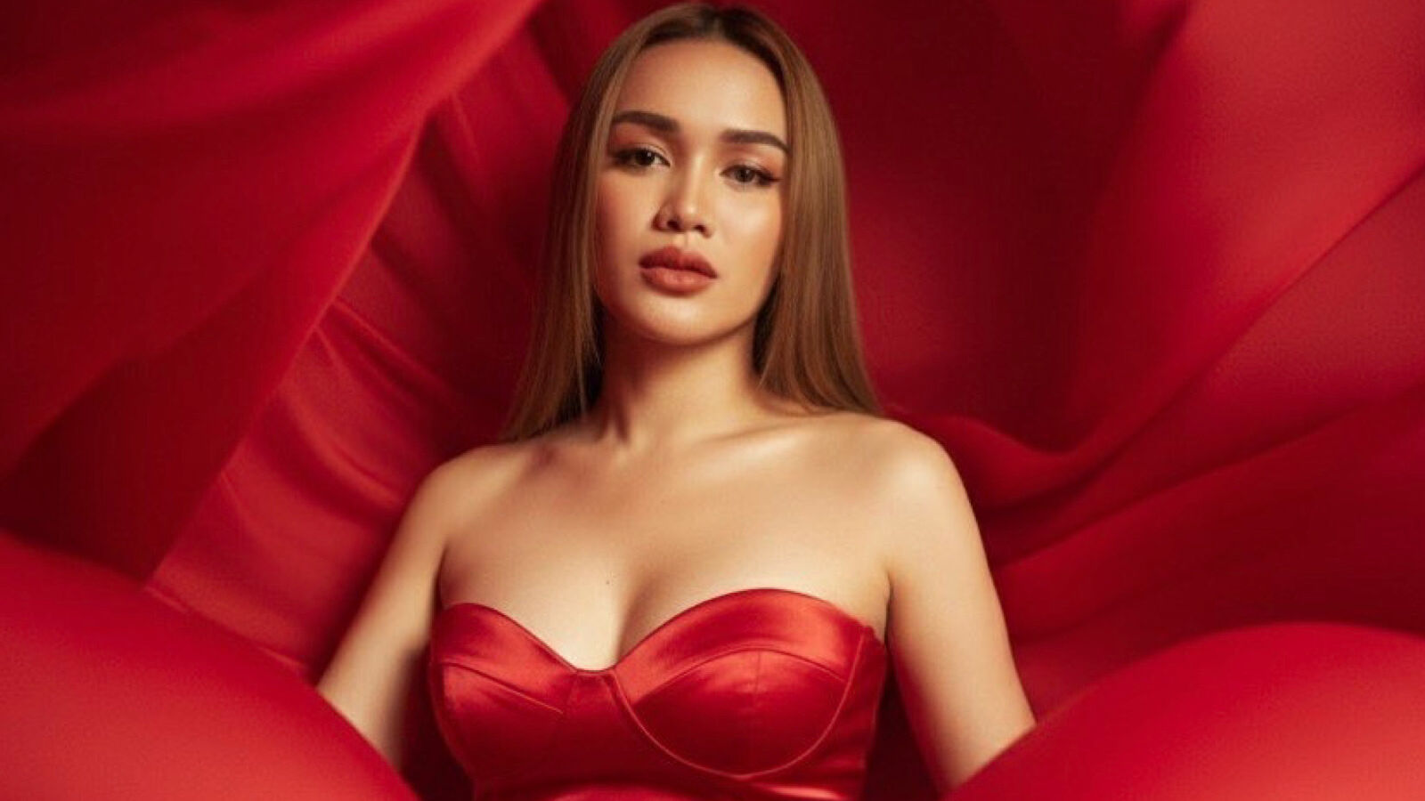YasmineFruahwald glamour portrait