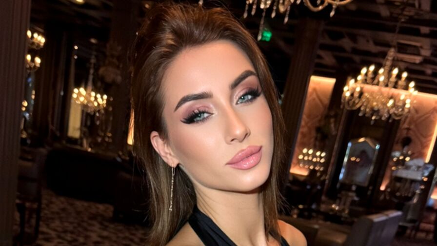 Minnie live cam model