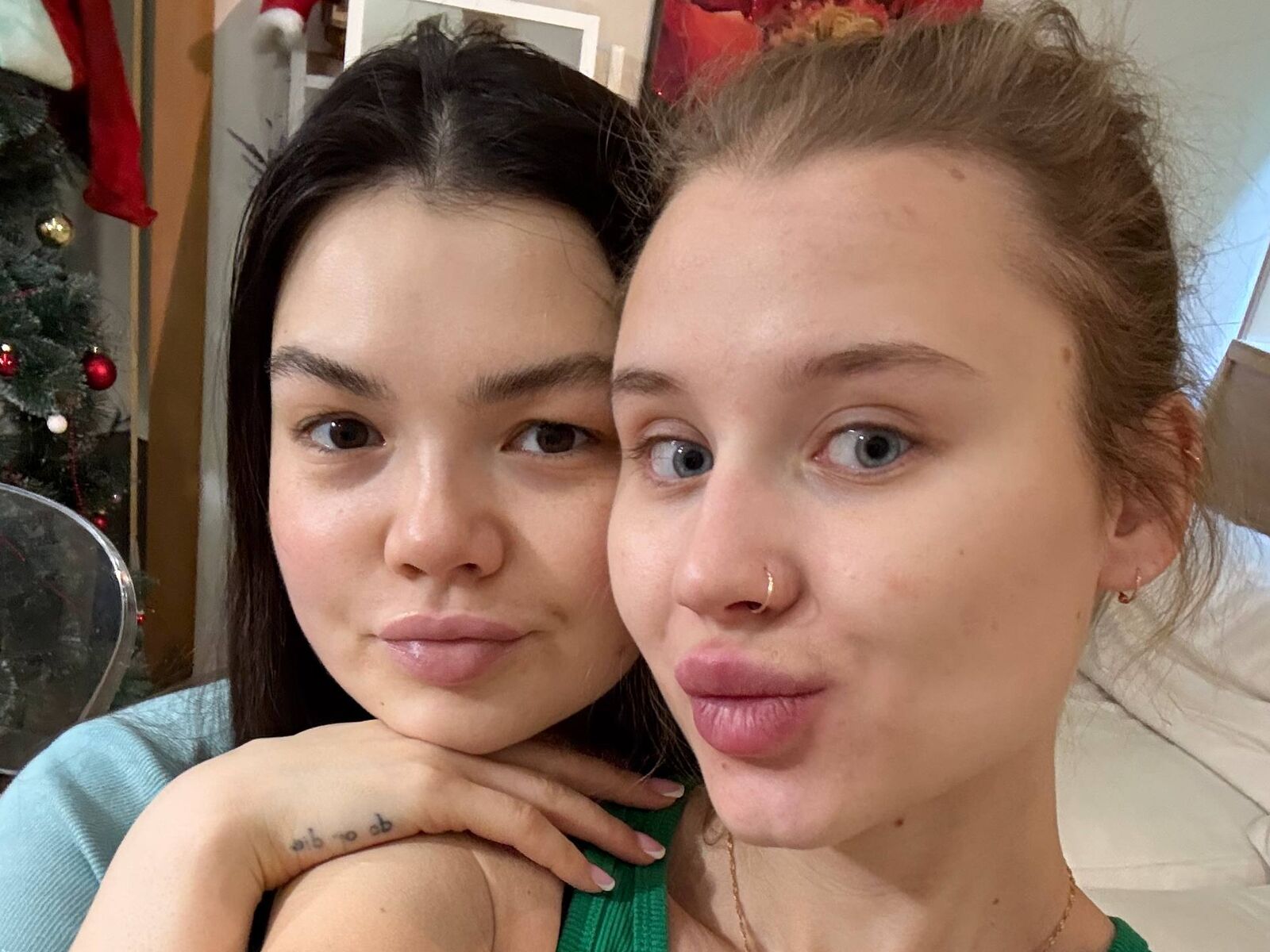 Live cam for ScarlettAndBenit