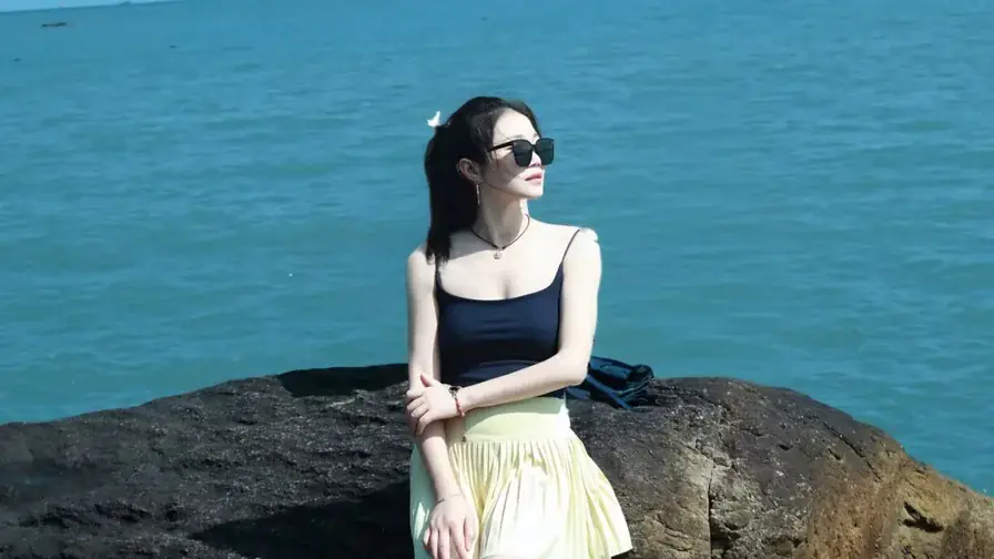 Watch PennyMia live on E-Chat