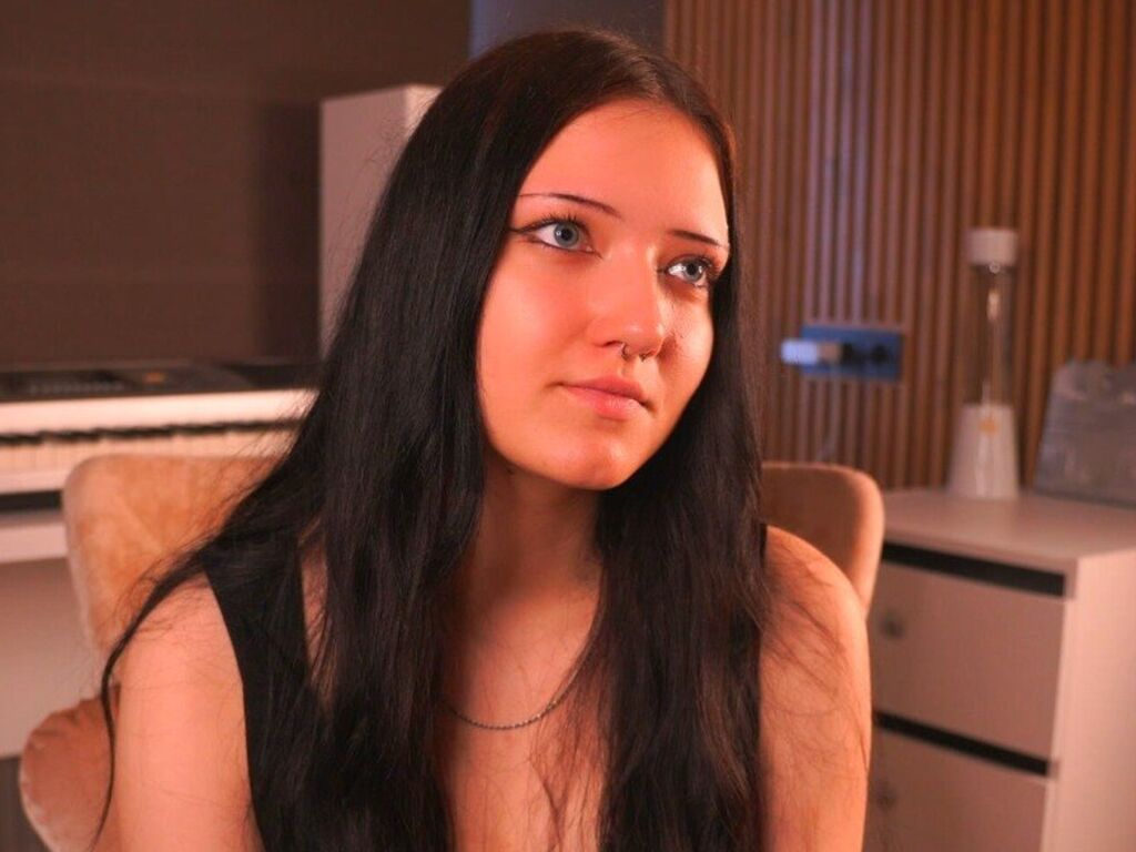 EmilieShaper live girl webcam profile