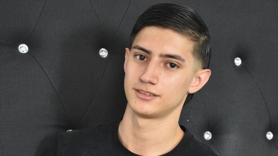 Watch MaxGrays live on PORNOGIF