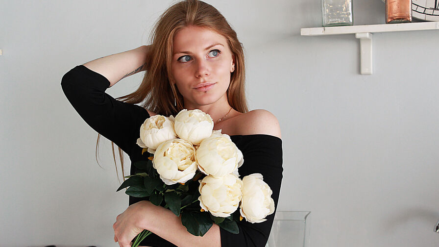 InnaCollins — white live cam model, age 26