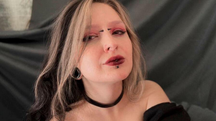 AdaValmore's Live Nude Chat