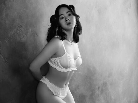 Chat with AislyFollin