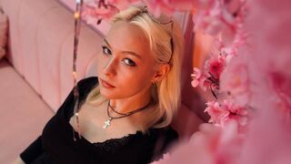 OliviaVale related webcam room image