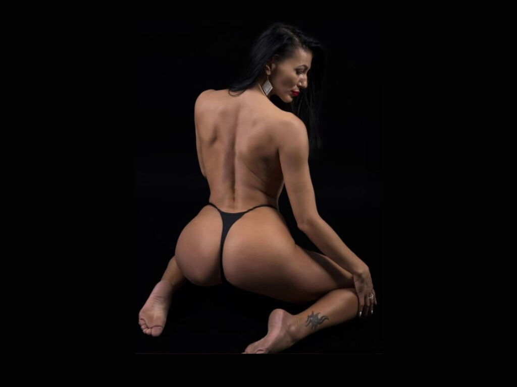 LaraDevone naked ass webcam picture