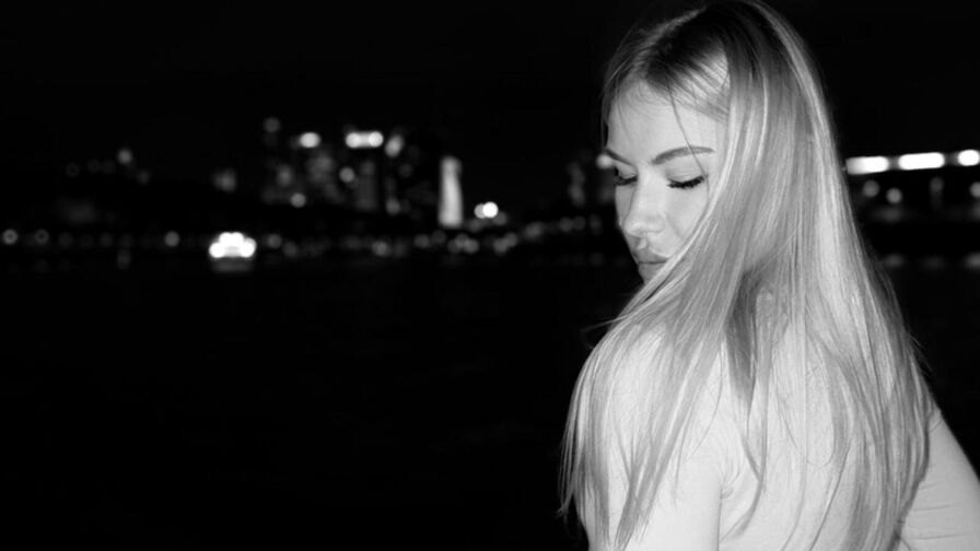MariBrandel live cam model on MistressWorld